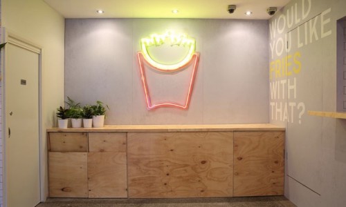 麦当劳开了家改走工业极简路线的快闪店，并且只卖薯条